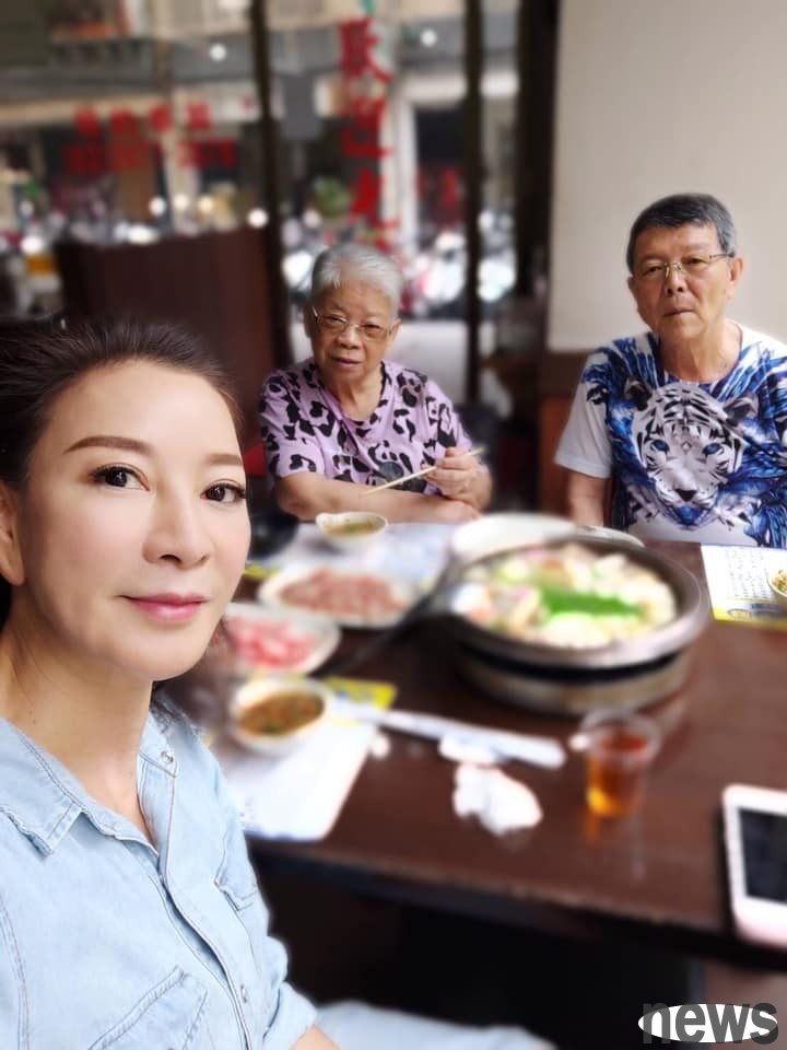 ▲楊繡惠常在臉書曬爸媽，兩代感情非常好。
<br />圖／翻攝自楊繡惠臉書 