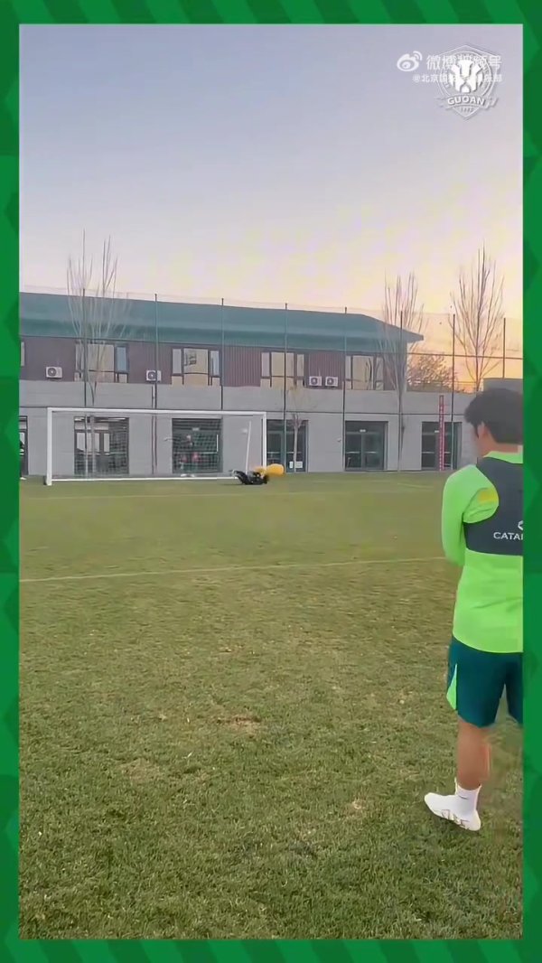 Heartwarming interaction! Chinese Football Federation video review: Yu Dabao and Premier League instructors watch the Youth Elite League game